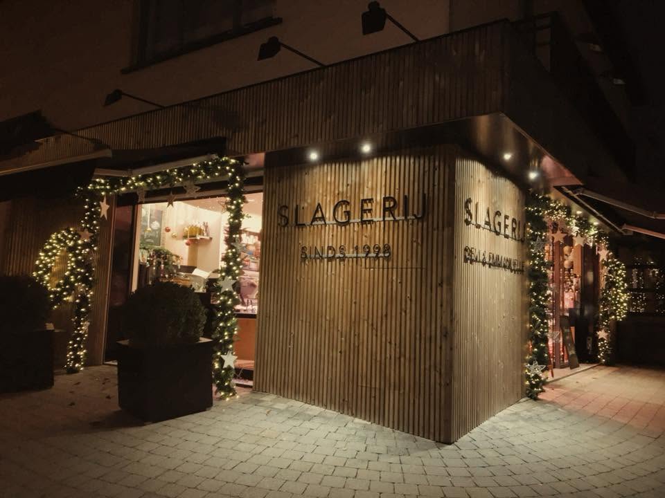 Slagerij Holsbeek in kerstsfeer met lichtjes en dennengroen
