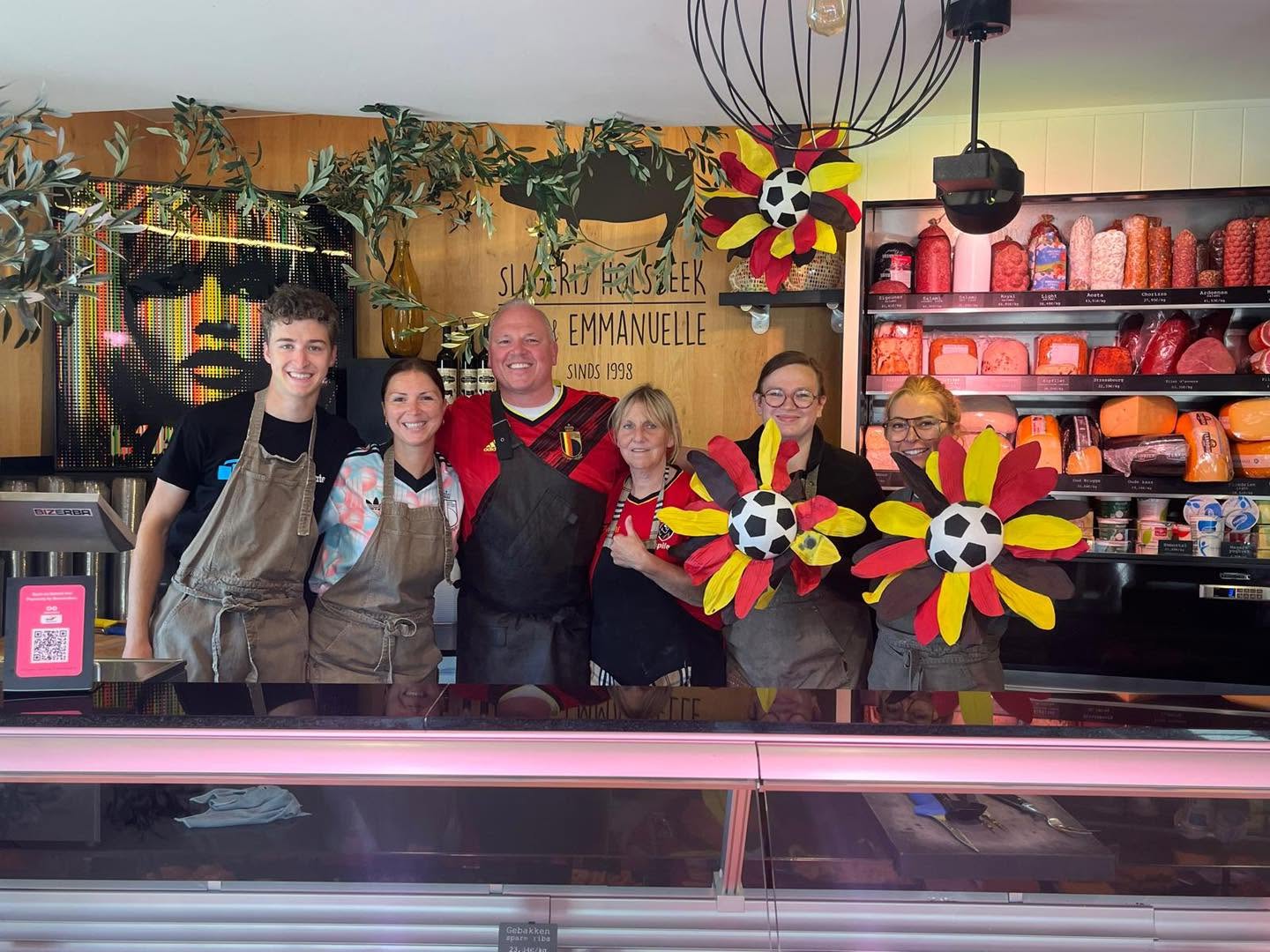 Devi, Emmanuelle en het team van Slagerij Holsbeek achter de toonbank