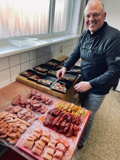 Devi met huisbereide traktaties en brochettes klaargezet